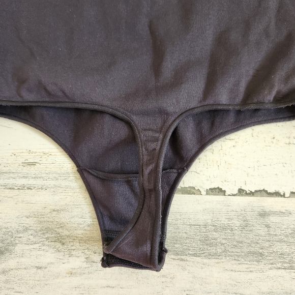 Skims Essential Short Sleeve Bodysuit Black Size Small/Medium - Picture 5 of 8